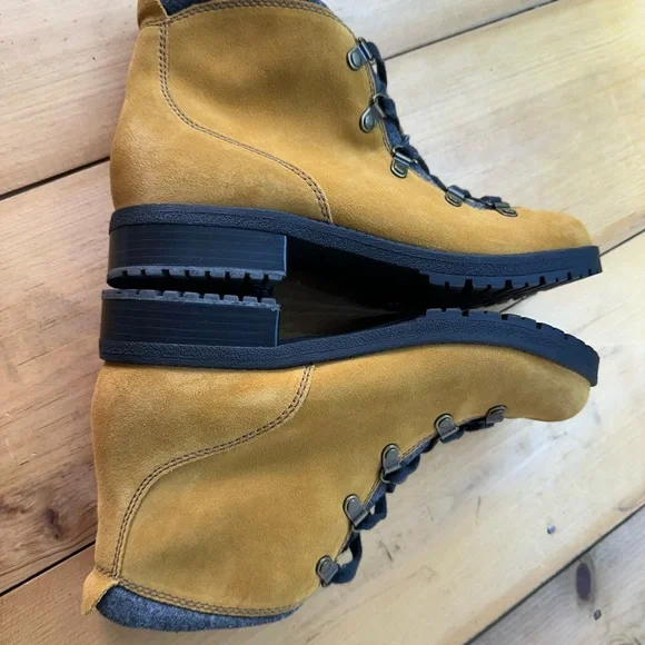 Clarks Faralyn Alpha Suede Golden TanHiking Trail Ankle Boots Size 9.5 - Picture 6 of 8